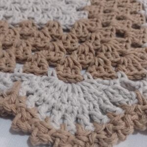 Conjunto de dois tapetes de Crochê bege e palha em linha 6