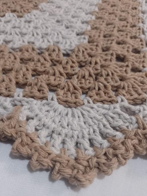 Conjunto de dois tapetes de Crochê bege e palha em linha 6