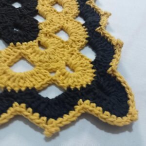Tapete de crochê amarelo e preto