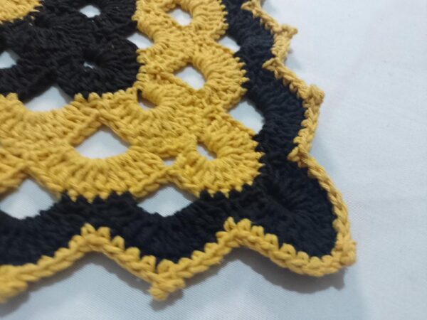 Tapete de crochê amarelo e preto