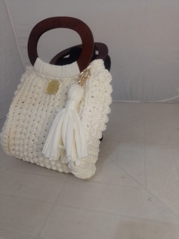 Bolsa em Crochê Branca em Fio de Malha Alça de Madeira Tarssel Dourado - Image 5