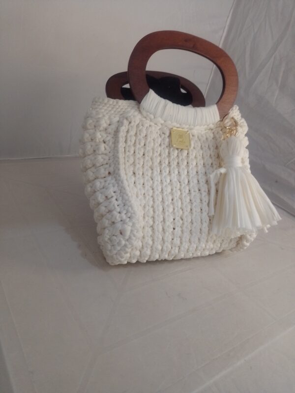 Bolsa em Crochê Branca em Fio de Malha Alça de Madeira Tarssel Dourado - Image 4
