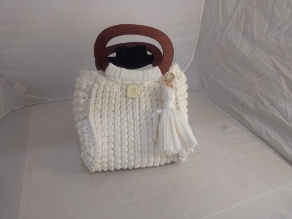 Bolsa em Crochê Branca em Fio de Malha Alça de Madeira Tarssel Dourado - Image 6