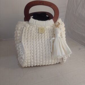 Bolsa em Crochê Branca em Fio de Malha Alça de Madeira Tarssel Dourado
